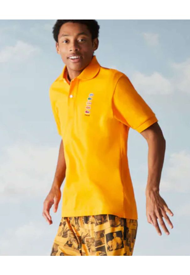 Lacoste - LACOSTE - Żółta koszulka polo z logo Regular Fit. Typ kołnierza: polo. Kolor: żółty. Materiał: bawełna. Wzór: haft, prążki, aplikacja