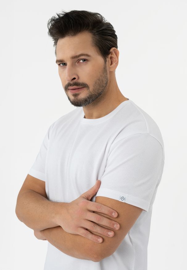 Volcano - T-shirt ze strukturą TM-FROST. Kolor: biały. Materiał: bawełna, jeans, materiał. Długość rękawa: krótki rękaw. Długość: krótkie. Wzór: ze splotem. Sezon: wiosna, lato. Styl: elegancki, sportowy, klasyczny