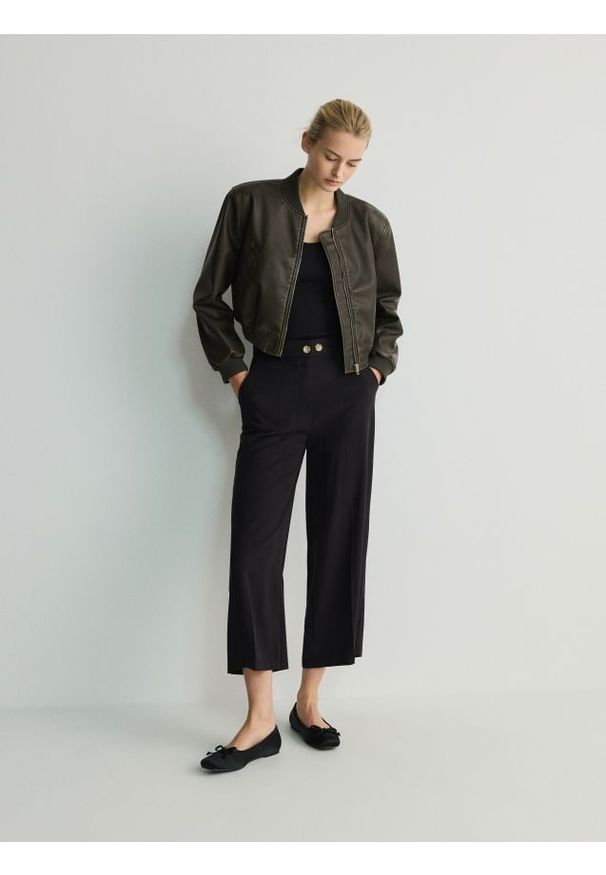 Reserved - Spodnie culotte z kantem - czarny. Kolor: czarny. Materiał: wiskoza