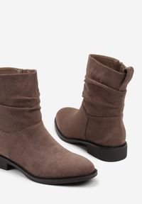 Born2be - Ciemnobeżowe Marszczone Botki do Kostki Ilonina. Okazja: na co dzień. Kolor: beżowy. Materiał: zamsz, jeans. Obcas: na płaskiej podeszwie. Styl: klasyczny, casual