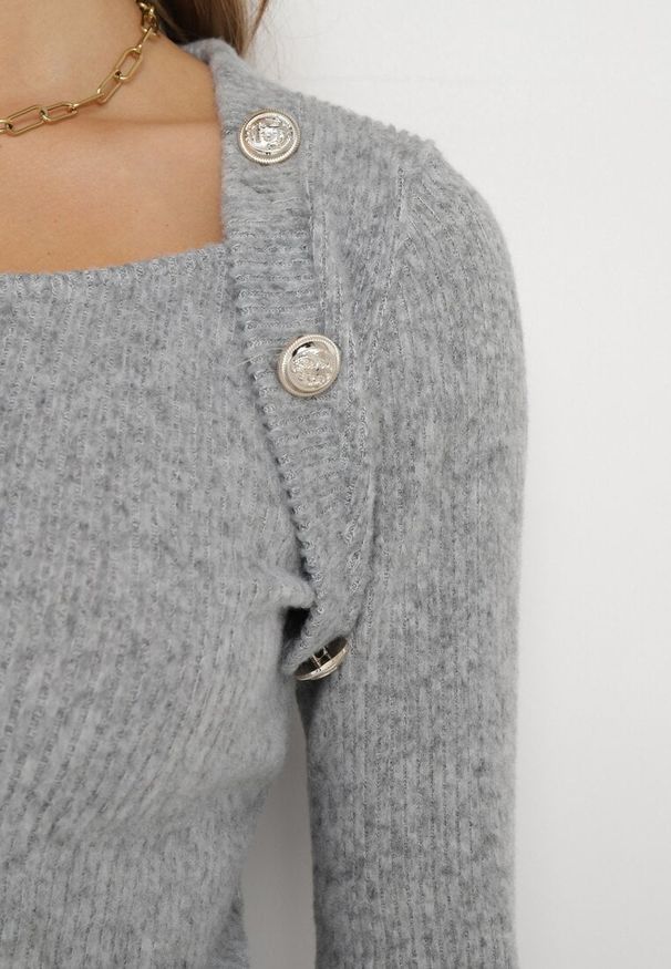 Born2be - Szara Bluzka Sweter z Prążkowanej Dzianiny z Ozdobnymi Guzikami przy Ramionach Anupoma. Kolor: szary. Materiał: dzianina, prążkowany