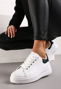 Born2be - Biało-Czarne Sneakersy na Platformie z Zapiętkiem Ozdobionym Cyrkoniami i Brokatem Verada. Kolor: biały. Wzór: aplikacja. Obcas: na platformie #2