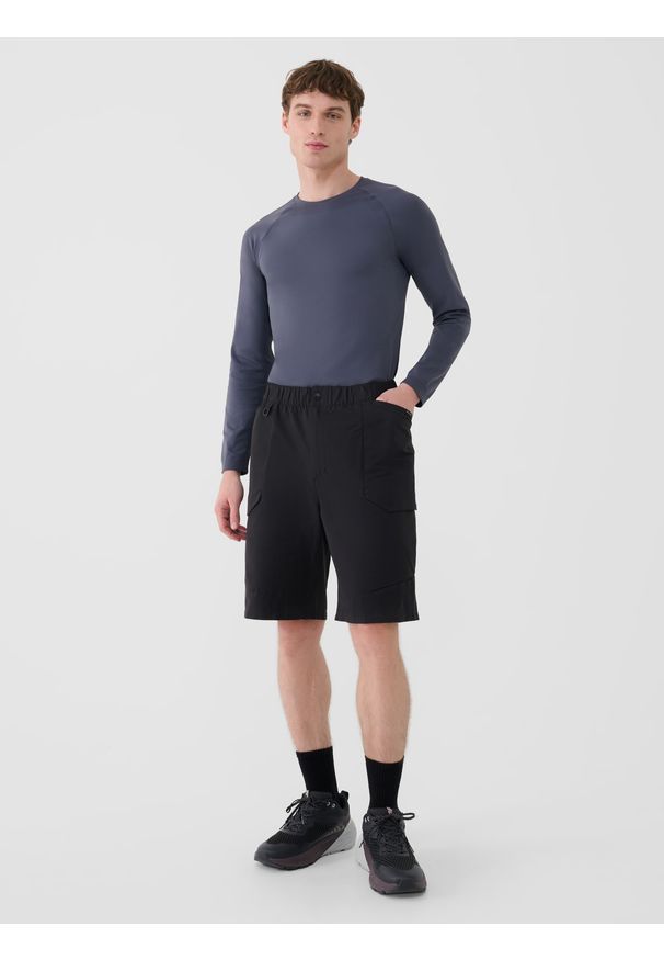 4f - 4F Spodenki casual męskie - czarne L. Kolor: czarny. Materiał: elastan, syntetyk, materiał. Długość: krótkie. Wzór: jednolity