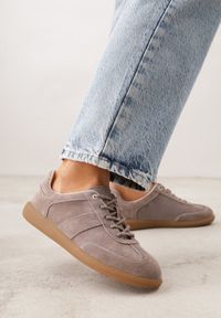 Renee - Ciemnobeżowe Zamszowe Sneakersy z Wkładką ze Skóry Naturalnej w Stylu Tenisówek Adredine. Okazja: na co dzień. Kolor: brązowy. Materiał: zamsz, skóra #1