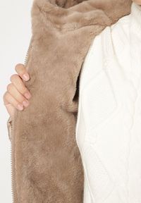 Born2be - Beżowa Pikowana Kurtka o Prostym Kroju z Kapturem Avilerie. Okazja: na co dzień. Typ kołnierza: kaptur. Kolekcja: plus size. Kolor: beżowy. Materiał: jeans. Styl: elegancki, casual