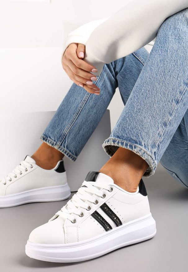Renee - Biało-Czarne Sznurowane Sneakersy z Imitacji Skóry Ozdobione Paskami z Cyrkoniami Isolinna. Okazja: na co dzień. Zapięcie: pasek. Kolor: biały. Materiał: skóra. Wzór: aplikacja