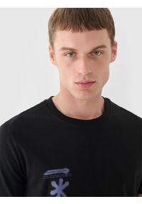 4f - 4F T-shirt regular z nadrukiem męski - czarny XL. Okazja: na co dzień. Kolor: czarny. Materiał: bawełna, jersey, dzianina. Długość rękawa: krótki rękaw. Długość: krótkie. Wzór: nadruk. Styl: sportowy, klasyczny, casual