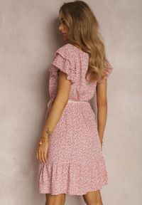 Renee - Ciemnoróżowa Sukienka Telephaia. Kolor: różowy. Materiał: tkanina, wiskoza. Długość rękawa: krótki rękaw. Wzór: kwiaty. Styl: klasyczny, wakacyjny, boho. Długość: mini