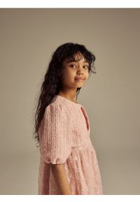 Reserved - Cekinowa sukienka z bolerkiem - różowy. Kolor: różowy. Materiał: tkanina #1
