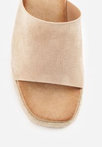 Born2be - Beżowe Boho Klapki z Imitacji Zamszu na Plecionym Koturnie Adrea. Okazja: na co dzień. Kolor: beżowy. Materiał: zamsz. Wzór: gładki. Sezon: lato. Obcas: na koturnie. Styl: boho #5