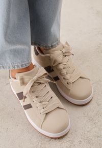 Renee - Beżowo-Brązowe Sneakersy na Niskiej Platformie z Naszywkami Flordexia. Okazja: na co dzień. Zapięcie: pasek. Kolor: beżowy. Materiał: jeans. Wzór: aplikacja. Obcas: na platformie #2