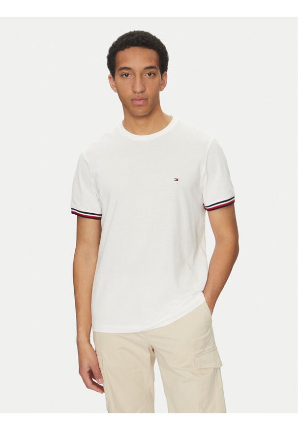 TOMMY HILFIGER - Tommy Hilfiger T-Shirt Global Stripe MW0MW38630 Biały Regular Fit. Kolor: biały. Materiał: bawełna