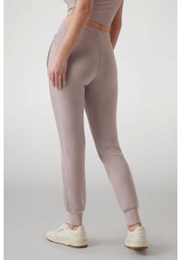 Guess - GUESS Dresowe damskie spodnie w kolorze taupe Allie Scuba, Rozmiar M. Kolor: beżowy. Materiał: dresówka #3