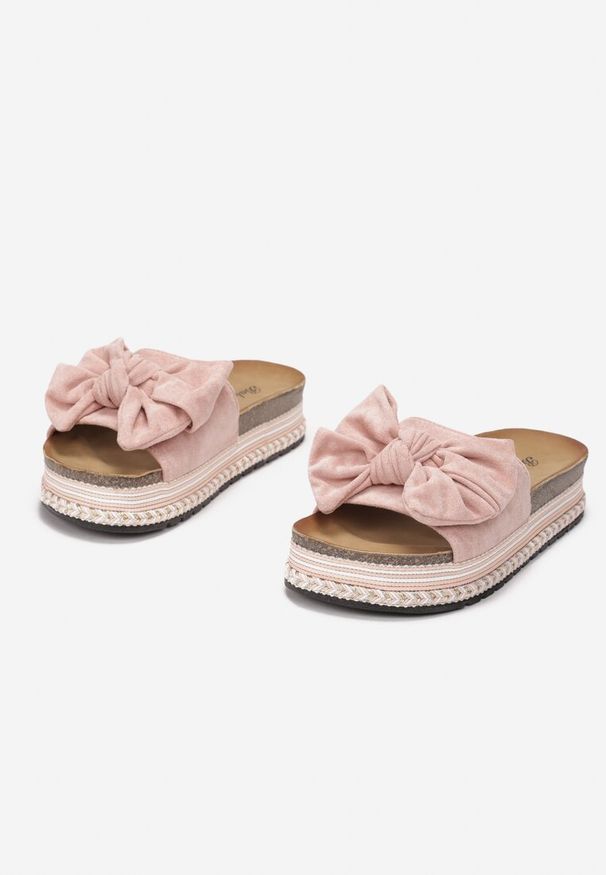 Born2be - Różowe Klapki Hyrmamene. Kolor: różowy. Materiał: jeans. Wzór: aplikacja, ze splotem. Styl: klasyczny