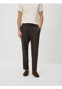 Reserved - Lniane spodnie chino straight - ciemnobrązowy. Kolor: brązowy. Materiał: len