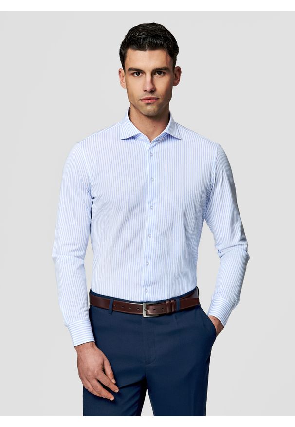Pako Lorente - PAKO LORENTE - Błękitna koszula w prążek. Typ kołnierza: kołnierzyk włoski. Kolor: niebieski. Materiał: dzianina, poliester, bawełna. Długość rękawa: długi rękaw. Długość: długie. Wzór: prążki