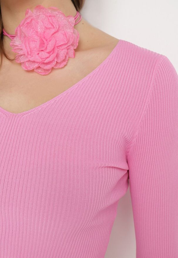 Born2be - Fuksjowa Krótka Bluzka z Prążkowanej Dzianiny z Kwiatkiem Wiązanym przy Szyi Invicala. Kolor: różowy. Materiał: prążkowany, dzianina. Długość: krótkie. Wzór: kwiaty. Styl: elegancki