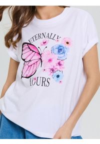 Sinsay - Koszulka z nadrukiem motyla - biały. Kolor: biały. Wzór: nadruk #1