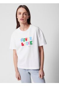 outhorn - T-shirt o kroju boxy z nadrukiem damski - biały. Kolor: biały. Materiał: materiał, bawełna, dzianina. Wzór: nadruk #2