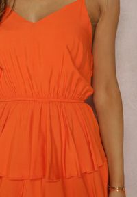 Renee - Pomarańczowa Sukienka z Wiskozy Astothee. Typ kołnierza: dekolt w kształcie V, kołnierz z falbankami. Kolor: pomarańczowy. Materiał: wiskoza. Długość rękawa: na ramiączkach. Wzór: jednolity, aplikacja, gładki. Typ sukienki: rozkloszowane. Styl: klasyczny #5