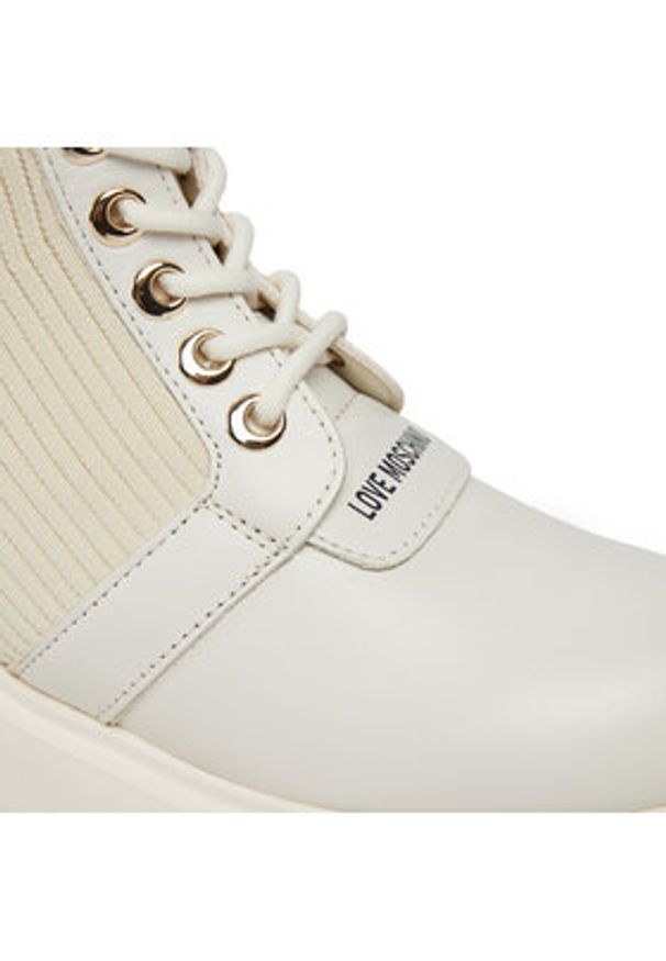 Love Moschino - LOVE MOSCHINO Botki JA24324G0HIY612A Biały. Kolor: biały. Materiał: materiał