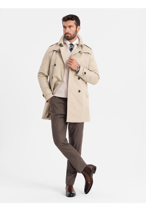 Ombre Clothing - Elegancki męski płaszcz trencz SLIM FIT z paskiem – beżowy V1. Kolor: beżowy. Materiał: tkanina, poliester, materiał. Wzór: gładki. Styl: elegancki