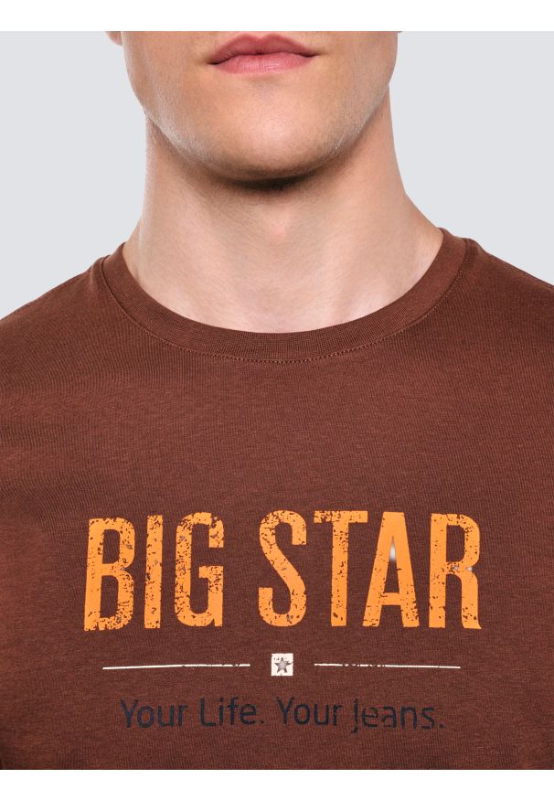 Big-Star - Koszulka męska o klasycznym kroju brązowa Bruno 804. Kolor: brązowy. Materiał: bawełna. Długość rękawa: krótki rękaw. Długość: krótkie. Wzór: haft, nadruk. Styl: klasyczny
