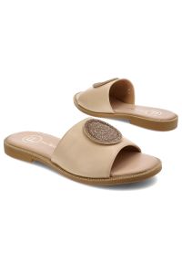 Beżowe Klapki Filippo Modne Obuwie Damskie. Okazja: na co dzień. Nosek buta: okrągły. Kolor: beżowy. Materiał: skóra. Wzór: gładki, aplikacja. Sezon: lato. Styl: casual #3