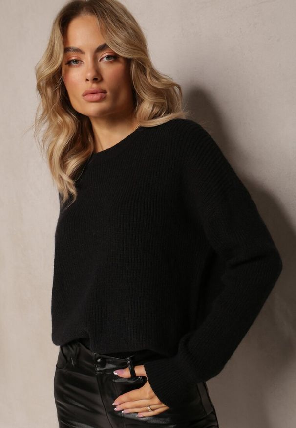 Renee - Czarny Dzianinowy Sweter z Okrągłym Dekoltem Aissorne. Kolor: czarny. Materiał: dzianina. Sezon: zima