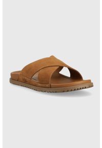Ugg - UGG klapki zamszowe Wainscott Slide męskie kolor brązowy 1124902. Kolor: brązowy. Materiał: zamsz. Wzór: gładki #2