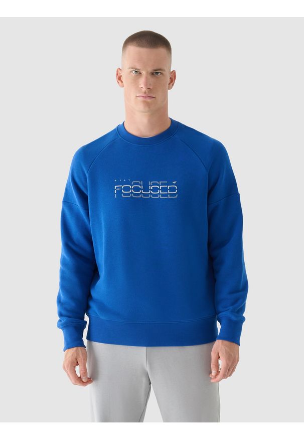 4f - 4F Bluza dresowa nierozpinana bez kaptura męska - niebieska XL. Okazja: na co dzień. Typ kołnierza: bez kaptura. Kolor: niebieski. Materiał: dresówka. Długość rękawa: raglanowy rękaw. Wzór: napisy, gładki, ze splotem. Styl: sportowy, klasyczny, casual