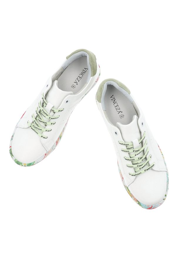 Białe Sneakersy Vinceza Stylowe Obuwie Damskie Ze Skóry Naturalnej. Okazja: na co dzień. Kolor: biały. Materiał: skóra. Szerokość cholewki: normalna. Wzór: napisy, kolorowy. Styl: elegancki