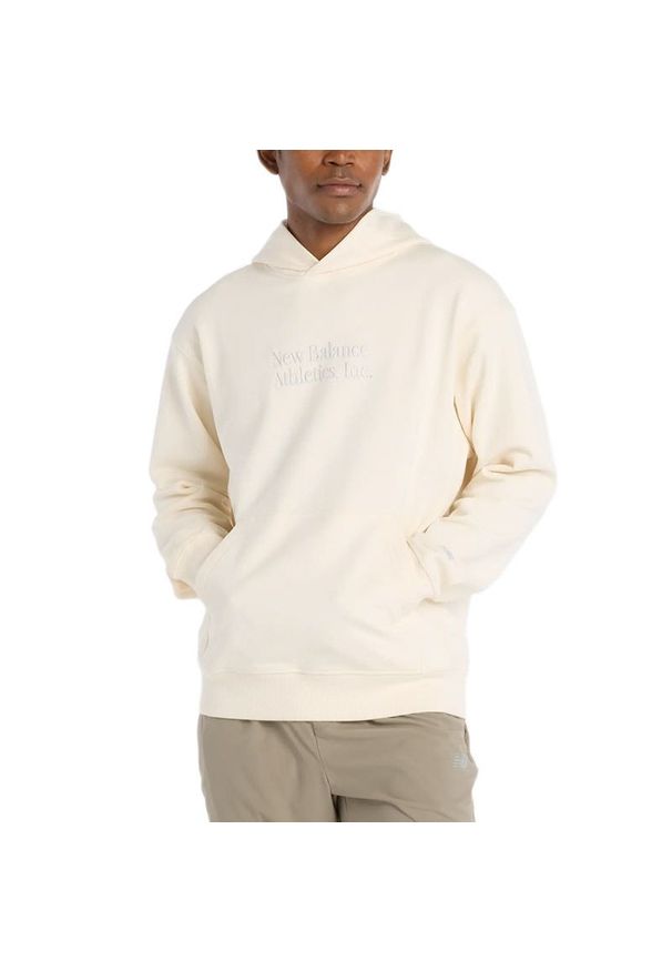 Bluza męska New Balance MT53925PEF - beżowa. Kolor: beżowy. Materiał: bawełna, dresówka. Wzór: aplikacja. Styl: klasyczny