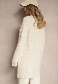Renee - Jasnobeżowy Długi Kardigan Bez Zapięć z Obniżoną Linią Ramion i Kieszeniami Viatha. Okazja: na co dzień. Kolor: beżowy. Materiał: jeans. Długość rękawa: na ramiączkach. Długość: długie. Styl: elegancki, casual #5