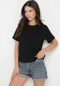 Born2be - Czarny Bawełniany T-shirt z Grubszej Bawełny Tiariane. Okazja: na co dzień, na spotkanie biznesowe, do pracy. Kolor: czarny. Materiał: bawełna. Styl: biznesowy, klasyczny, elegancki, casual