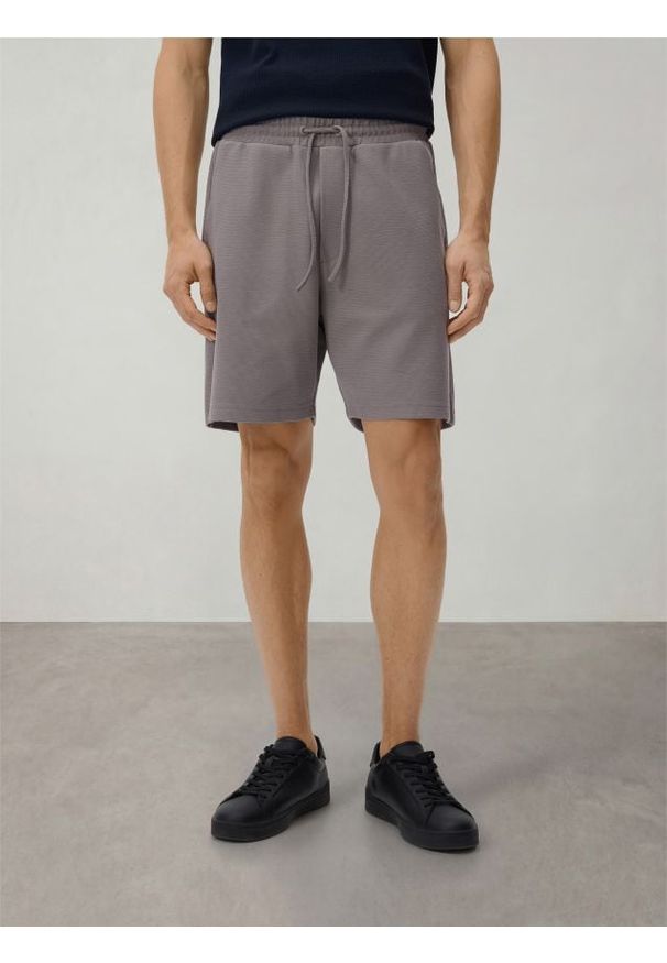 Reserved - Strukturalne szorty regular fit - brązowy. Kolor: brązowy. Materiał: dzianina, bawełna