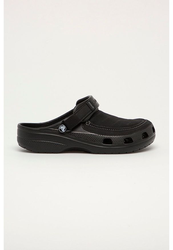 Crocs - Klapki. Kolor: czarny. Materiał: materiał. Wzór: gładki. Obcas: na obcasie. Wysokość obcasa: niski