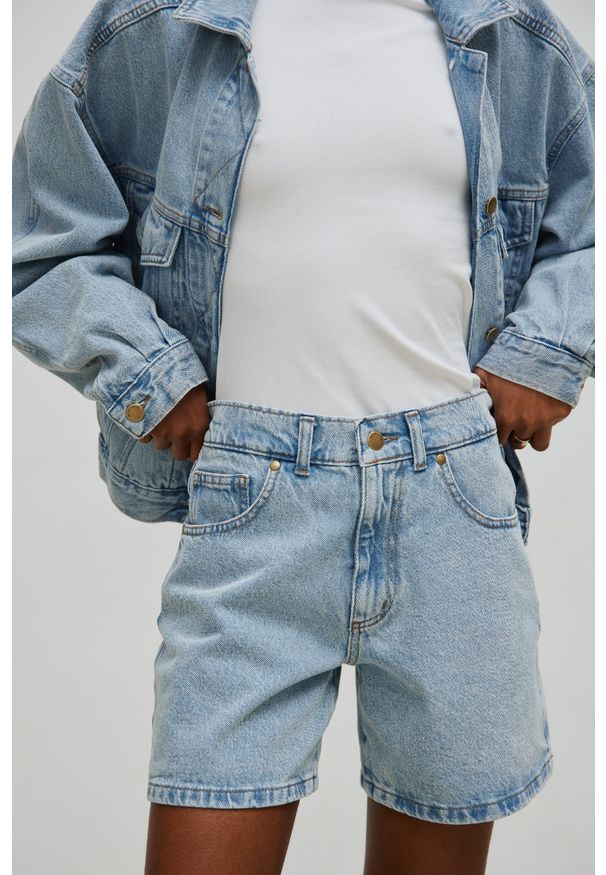 Marsala - Szorty z szerokimi nogawkami w kolorze CLASSIC BLUE - TABOO. Okazja: na plażę, na spacer. Materiał: jeans, denim. Wzór: haft. Sezon: wiosna, lato