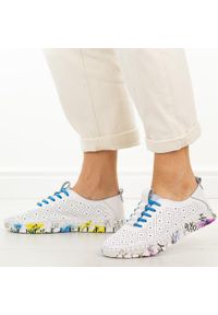 Białe ażurowe skórzane półbuty damskie Vinceza 102656. Okazja: na spacer, na co dzień. Nosek buta: okrągły. Zapięcie: sznurówki. Kolor: biały. Szerokość cholewki: normalna. Wzór: ażurowy. Materiał: skóra. Sezon: wiosna, lato. Styl: casual, klasyczny #1