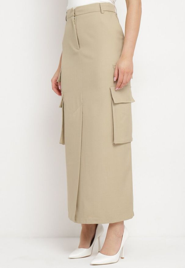 Born2be - Beżowa Spódnica w Stylu Utility z Kieszeniami i Rozcięciem na Przodzie Temari. Okazja: na co dzień. Stan: podwyższony. Kolor: beżowy. Styl: elegancki, casual