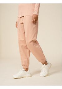 outhorn - Outhorn Spodnie dresowe OTHSS23TTROF175 Różowy Relaxed Fit. Kolor: różowy. Materiał: bawełna, dresówka