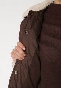 Born2be - Brązowa Koszulowa Kurtka Pikowana z Futerkowym Kołnierzem Seruna. Okazja: na spacer. Typ kołnierza: golf. Kolor: brązowy. Materiał: dzianina, jeans. Styl: klasyczny #4