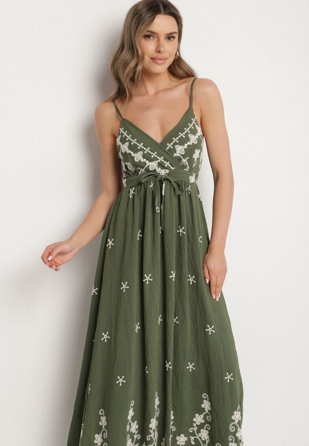 Born2be - Zielona Sukienka z Wiskozy Ozdobiona Haftami Lunireia. Okazja: na co dzień. Typ kołnierza: dekolt w kształcie V. Kolor: zielony. Materiał: wiskoza. Długość rękawa: na ramiączkach. Wzór: haft, aplikacja. Typ sukienki: proste. Styl: casual