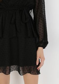 Born2be - Czarna Sukienka Sharpblaze. Kolor: czarny. Materiał: materiał, tkanina. Długość rękawa: długi rękaw. Typ sukienki: kopertowe. Długość: mini #5