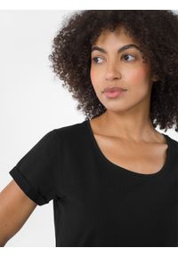 4f - T-shirt regular gładki damski. Kolor: czarny. Materiał: elastan, bawełna. Wzór: gładki