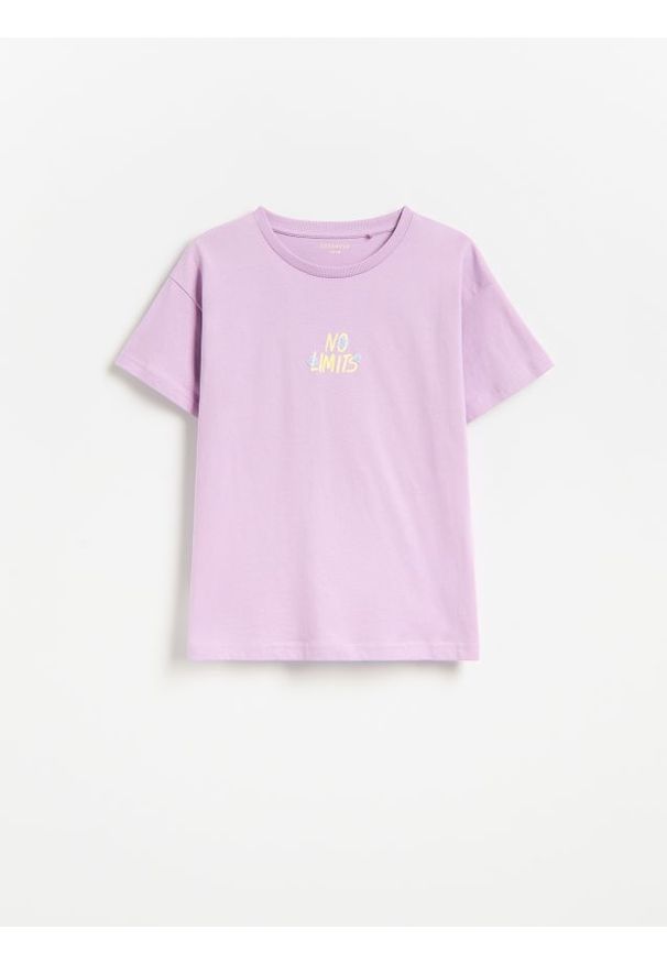 Reserved - T-shirt z nadrukiem na plecach - fioletowy. Kolor: fioletowy. Materiał: bawełna. Wzór: nadruk
