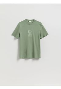 Reserved - T-shirt regular z haftem - jasnozielony. Kolor: zielony. Materiał: dzianina, wiskoza. Wzór: haft