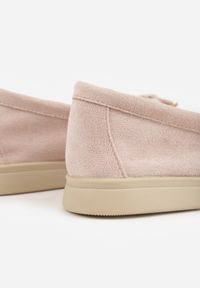 Born2be - Różowe Mokasyny z Imitacji Zamszu z Ozdobnym Przeszyciem i Zawieszką Veleyra. Okazja: na co dzień, do pracy, na spotkanie biznesowe. Kolor: różowy. Materiał: zamsz. Styl: biznesowy, klasyczny, casual #3