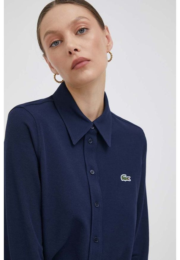 Lacoste koszula bawełniana damska kolor granatowy regular z kołnierzykiem klasycznym. Typ kołnierza: kołnierzyk klasyczny. Kolor: niebieski. Materiał: bawełna. Długość rękawa: długi rękaw. Długość: długie. Styl: klasyczny
