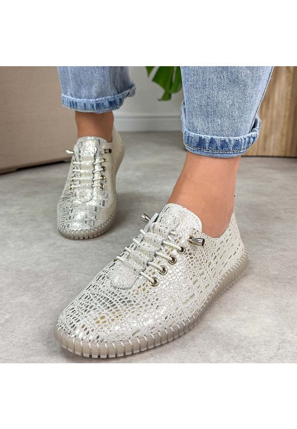 Złote skórzane półbuty damskie Filippo Dp6140/26. Okazja: na spacer, na co dzień. Nosek buta: okrągły. Kolor: złoty. Materiał: skóra. Szerokość cholewki: normalna. Sezon: wiosna, jesień, lato. Styl: casual, elegancki, klasyczny